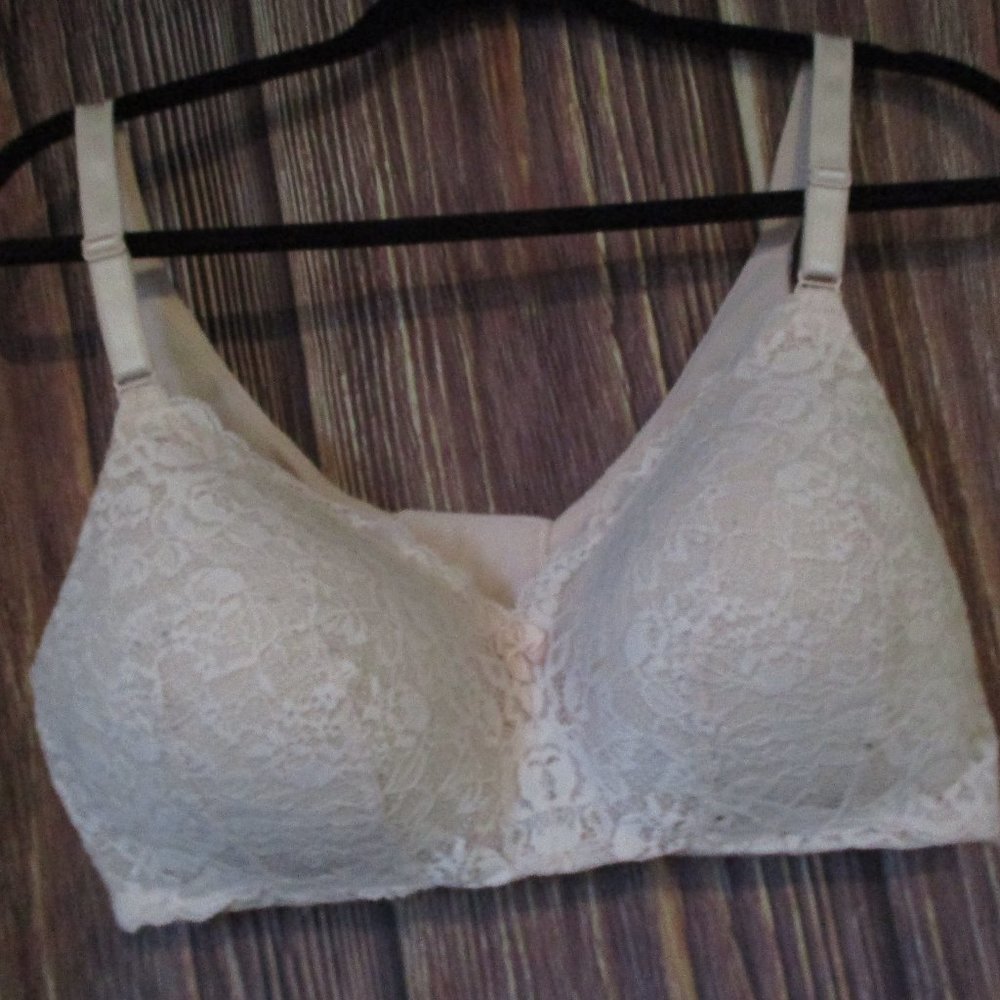 Torrid NO UNDERWIRE 42 C Very pale pink Lace bra - Excellent Used condition
